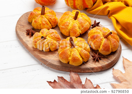 Pumpkin muffins and various pumpkins Pumpkin muffins and various pumpkins 92790850