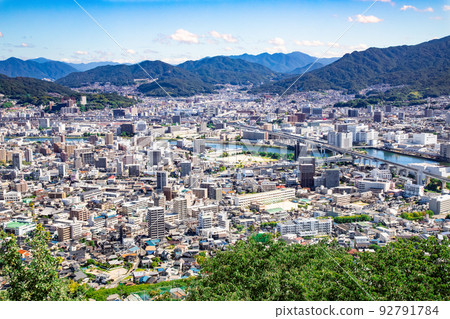 從廣島高速公路2號線筱目出口附近可以看到北側的小津和努庫科。你可以看到Nukusina JC的方向。精確圖像 從廣島高速公路2號線筱目出口附近可以看到北側的小津和努庫科。你可以看到Nukusina JC的方向。精確圖像 92791784