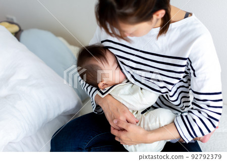 母乳喂養的嬰兒和母親 母乳喂養的嬰兒和母親 92792379