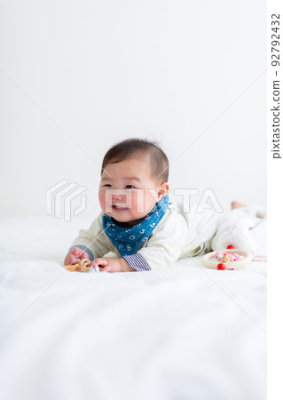 嬰兒面朝下躺著 嬰兒面朝下躺著 92792432
