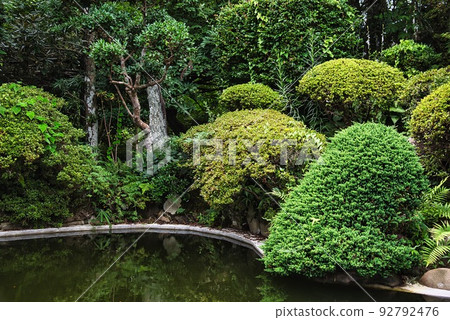 小安地藏寺_池塘和郁鬱蔥蔥的圓樹 92792476