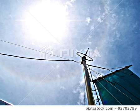 The midsummer sun, the sun's halo, and the spinnaker and mast of a Japanese fishing boat (illustration-style retouching & color processing image) The midsummer sun, the sun's halo, and the spinnaker and mast of a Japanese fishing boat (illustration-style retouching & color processing image) 92792789