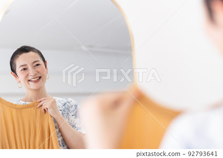 中年女性 92793641