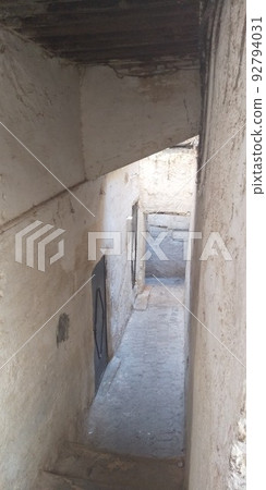 摩洛哥 2019 年 9 月拍攝的迷宮城市非斯老城後街 92794031