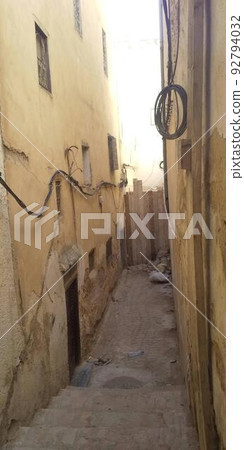 摩洛哥 2019 年 9 月拍攝的迷宮城市非斯老城後街 92794032