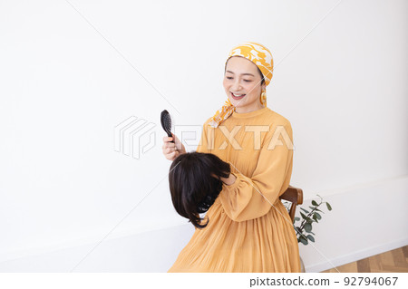 照顧她的假髮的婦女 92794067