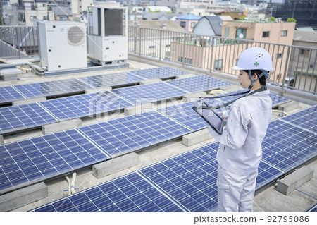 太陽能電池板維修檢查女 太陽能電池板維修檢查女 92795086