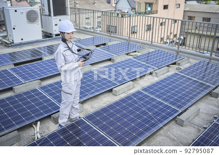 太陽能電池板維修檢查女 太陽能電池板維修檢查女 92795087