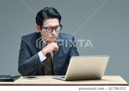 男人, 上班族, 50 多歲, 中年, 眼鏡, 筆記本電腦 男人, 上班族, 50 多歲, 中年, 眼鏡, 筆記本電腦 92796352