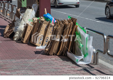 Disposal of construction waste: Paper and plastic waste Disposal of construction waste: Paper and plastic waste 92796814