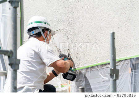 Construction site, exterior wall repair work, multi-tool 92796819