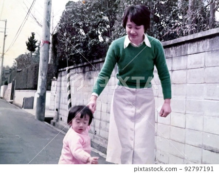 昭和50年代的嬰兒和媽媽一起散步 昭和50年代的嬰兒和媽媽一起散步 92797191