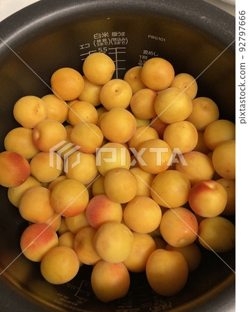 用電飯煲做的簡單的梅子汁 92797666