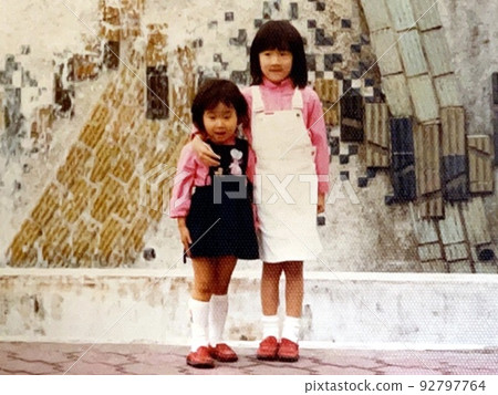 昭和 50 年代的好朋友姐妹們在戶外拍照留念 昭和 50 年代的好朋友姐妹們在戶外拍照留念 92797764