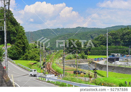 桑木鐵路道口夏日風景鄉間道口懷舊夏日風景 92797886