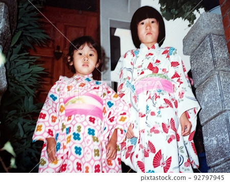 Showa 50's Good friends sisters wearing yukata and feeling nervous 92797945