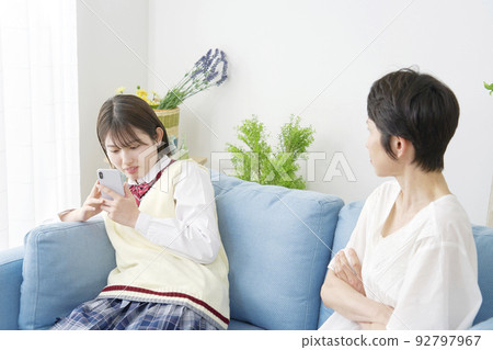 一個高中女生用智能手機在家被媽媽罵 92797967