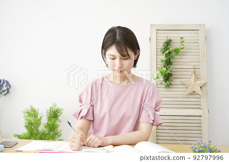 一個在家學習的女人 92797996