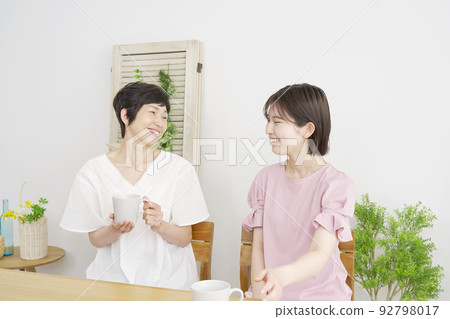 母女在家交談 92798017