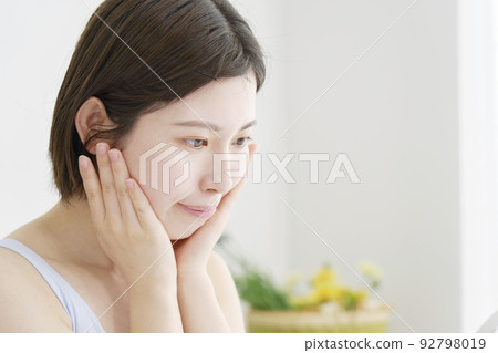 女性在家護膚 92798019
