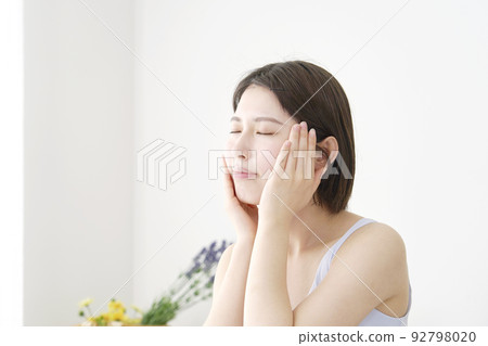 在家做面部護理的女人 92798020