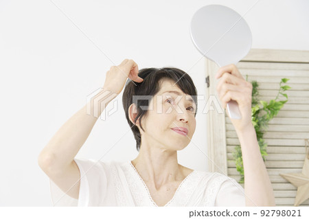 擔心頭髮問題的中年女性 92798021