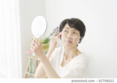 擔心頭髮問題的中年女性 92798022