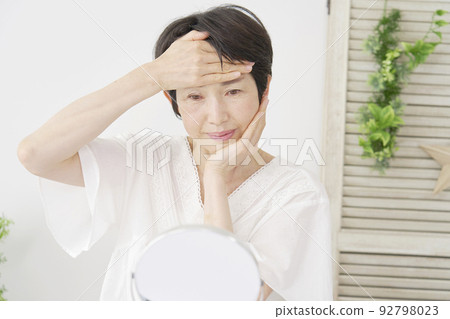 中年婦女在家保濕 92798023