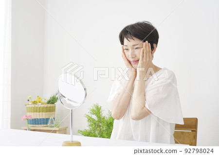 中年婦女在家保濕 92798024