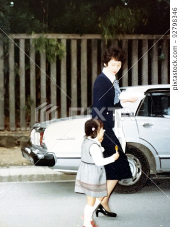 Showa 50's 3-year-old girl walking hand in hand with her mother 92798346