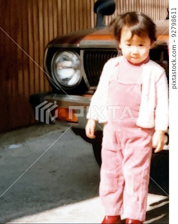 昭和50年代站在車前的少女 昭和50年代站在車前的少女 92798611