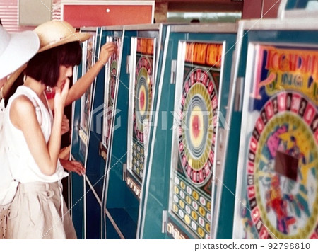 在遊戲中心玩耍的昭和 60 年代女孩 在遊戲中心玩耍的昭和 60 年代女孩 92798810