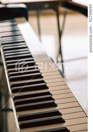 Piano 92799094