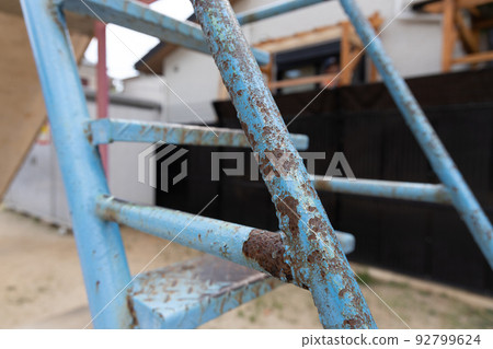 破舊和骯髒的幻燈片 92799624