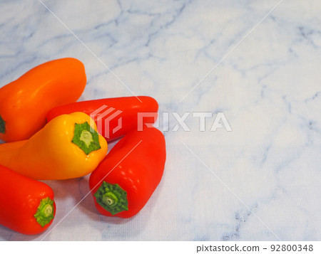 小而甜的蔬菜五顏六色的水果辣椒粉 小而甜的蔬菜五顏六色的水果辣椒粉 92800348