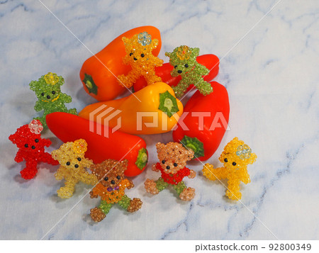 小而甜的蔬菜五顏六色的水果辣椒粉和珠子泰迪熊 小而甜的蔬菜五顏六色的水果辣椒粉和珠子泰迪熊 92800349