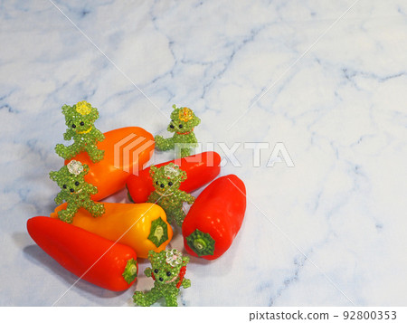 小而甜的蔬菜五顏六色的水果辣椒粉和珠子泰迪熊 小而甜的蔬菜五顏六色的水果辣椒粉和珠子泰迪熊 92800353