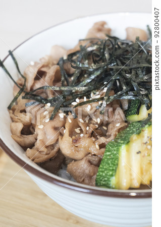 烤肉蓋飯，豬肉碗飯 92800407