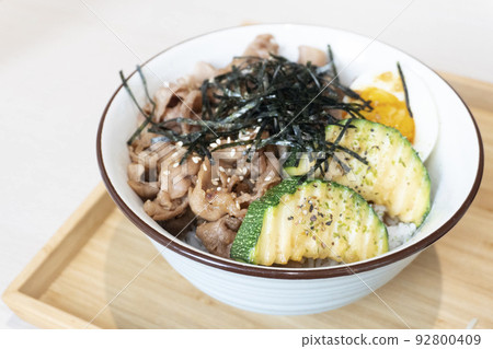 烤肉蓋飯，豬肉碗飯 92800409