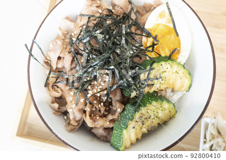 烤肉蓋飯，豬肉碗飯 92800410