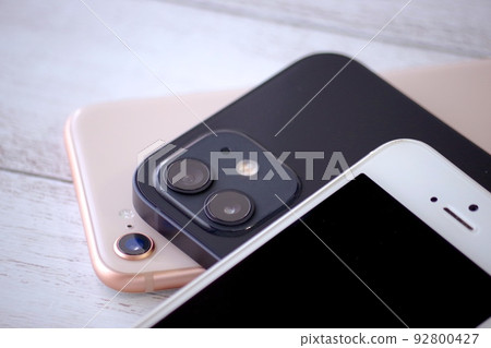 Multiple smartphones overlapping 92800427