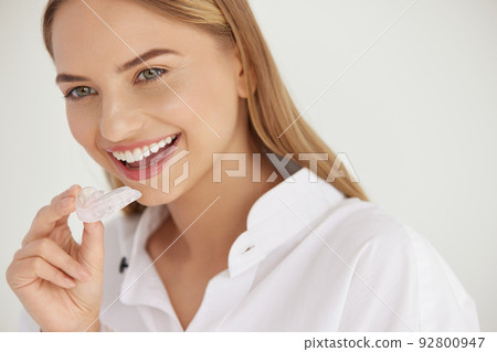 Teeth Whitening. Woman with White Smile, Using Removable Braces 92800947
