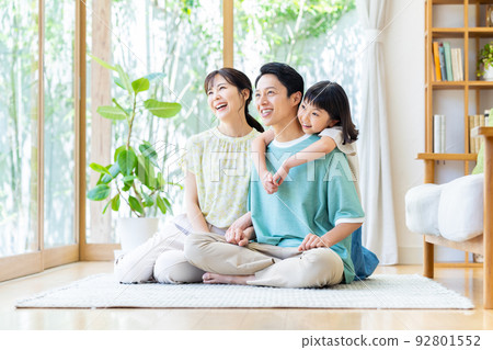 A young family relaxing in the living room　 92801552