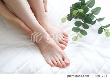 Women's feet foot care 92801711
