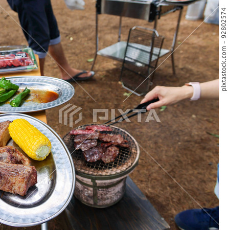 Camping BBQ charcoal-grilled feast charcoal-grilled yakiniku 92802574