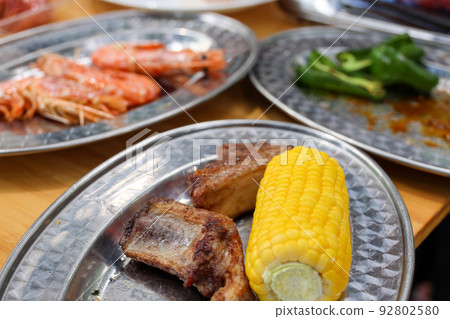 野營BBQ炭烤大餐:蝦、玉米、青椒、烤肉 野營BBQ炭烤大餐:蝦、玉米、青椒、烤肉 92802580