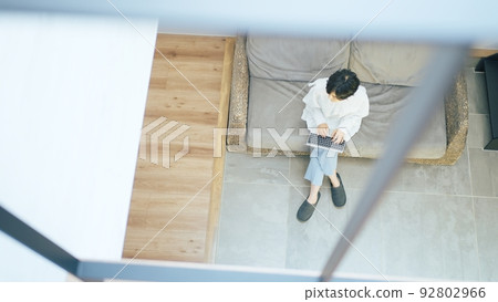 一位在時尚客廳遠程工作的女性 92802966