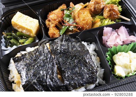 海苔便當盒配美味雞肉 92803288