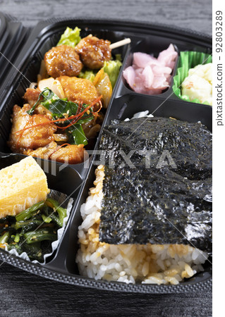 海苔便當盒配美味雞肉 92803289