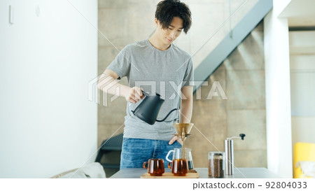 一個年輕人沖泡咖啡 92804033